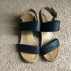 Cute straps sandals 7 1/2